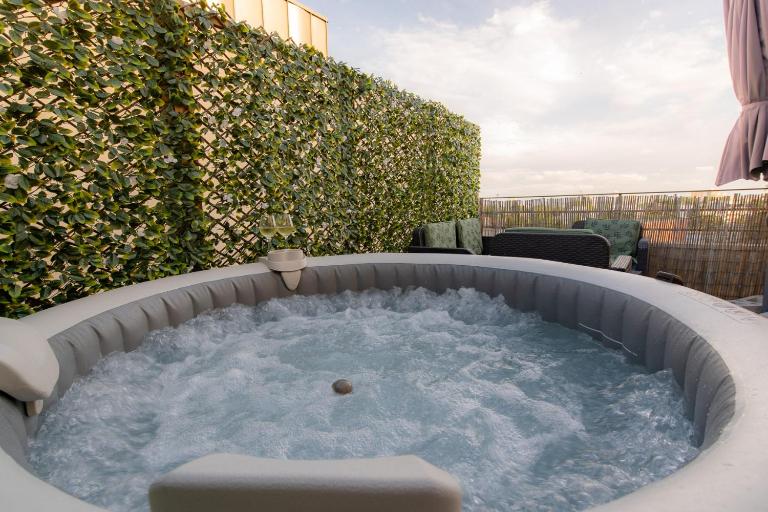 LE PETIT SÉSAME appartement 70m2 avec terrasse et jacuzzi cosy idéal groupe, capacité 6 personnes , 2 chambres,canapé lit, proche Stade De France, Wifi Parking privé très bon rapport qualité prix - B&B Saint-Denis