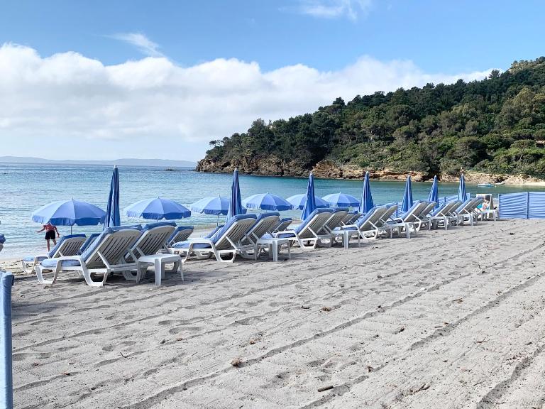Le Lavandou Pramousquier les lits faits location uniquement du samedi au samedi en juillet août et septembre Villa Entière Plage Accès Direct et Piscine Collective ouverte du 1er mai au 30 septembre Clim Wifi - Chambres d'hôtes Rayol-Canadel-sur-Mer