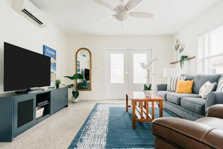 Walk to Beach & Sleep in King Bed -Island Comfort! - B&B Pompano Beach