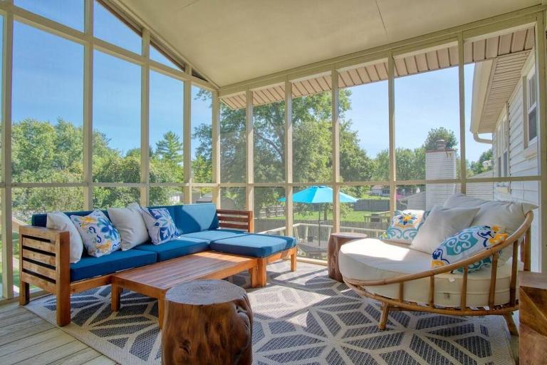 Modern-Sunroom-15min to DwnTwn-Grps-Kids-Firepit - B&B Indianapolis