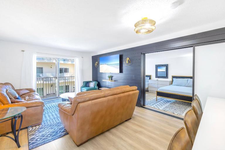 Bayview Unit, Balcony, Private Beach, Heated Pools, Pickle, Hot-tub, Gym, Beach to Bay! - B&B Siesta Key