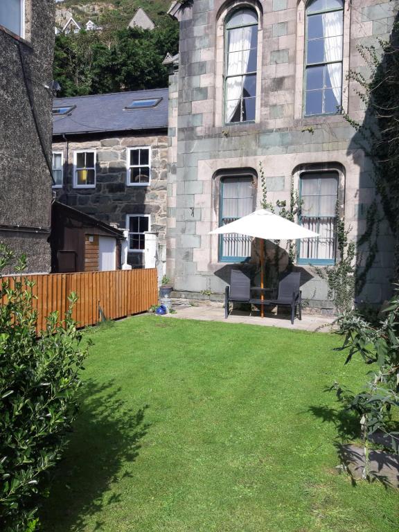 Ground Floor Barmouth Centre Apartment With Garden - B&B Barmouth