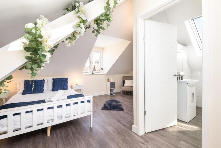 Spacious City Centre 2 Bedroom Penthouse with Cathedral Views - B&B Canterbury
