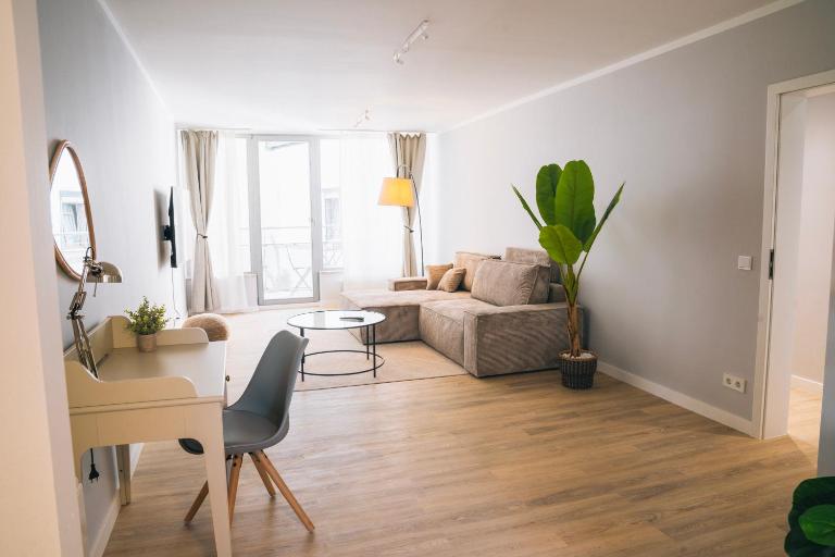 RR - Beautiful Apartment 80qm - Lift - WIFI - B&B Kröllwitz