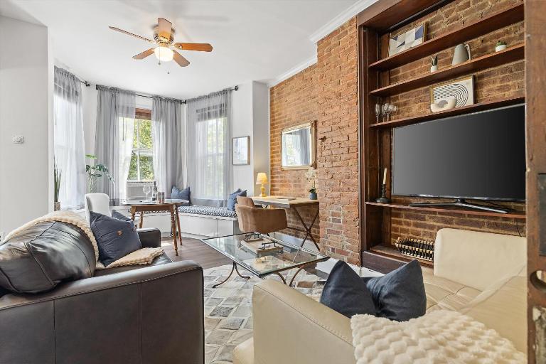 Beautiful 1-BR Flat Nestled Between Dupont & Logan - B&B Washington D.C.