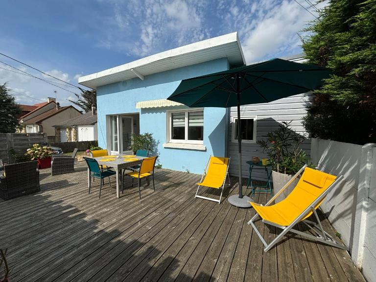 C'est une maison bleue, juste à côté de la plage... - B&B Barneville-Carteret