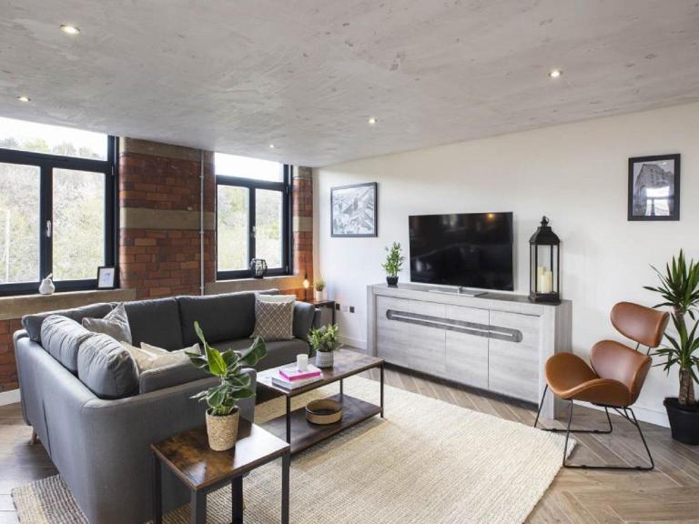 5-Bedroom Luxury Duplex Penthouse - B&B Bradford