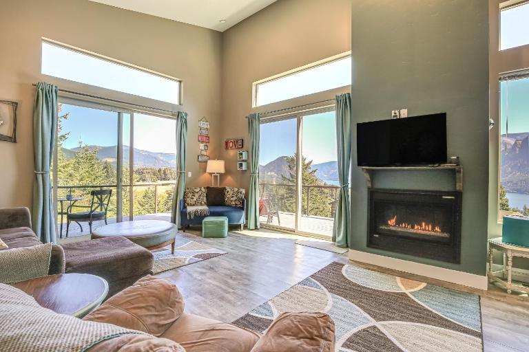 'Gorge Retreat' - Modern Carson Home w/ Mtn Views! - Chambres d'hôtes Carson