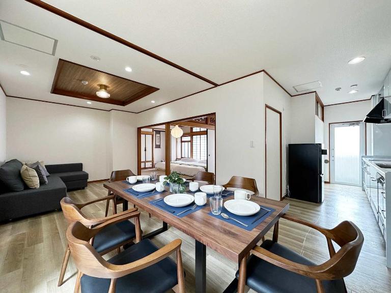 b hotel Eight Valley Nakamachi - Expansive 4BR Apartment in Vibrant Nakamachi - Chambres d'hôtes Hiroshima