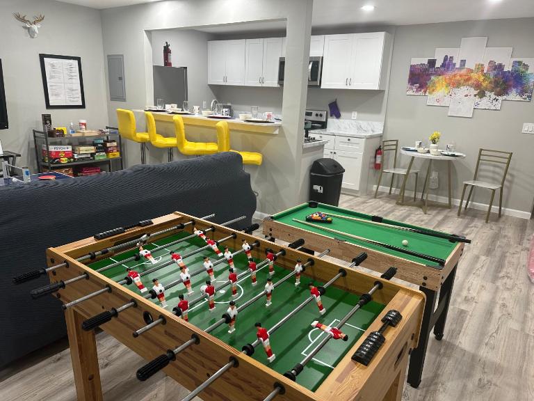 Games Haven with Crib Mins from AT&T, Sixflags, UTA, GlobeLife, AmericanAirlinesCenter - Bed and Breakfast Arlington