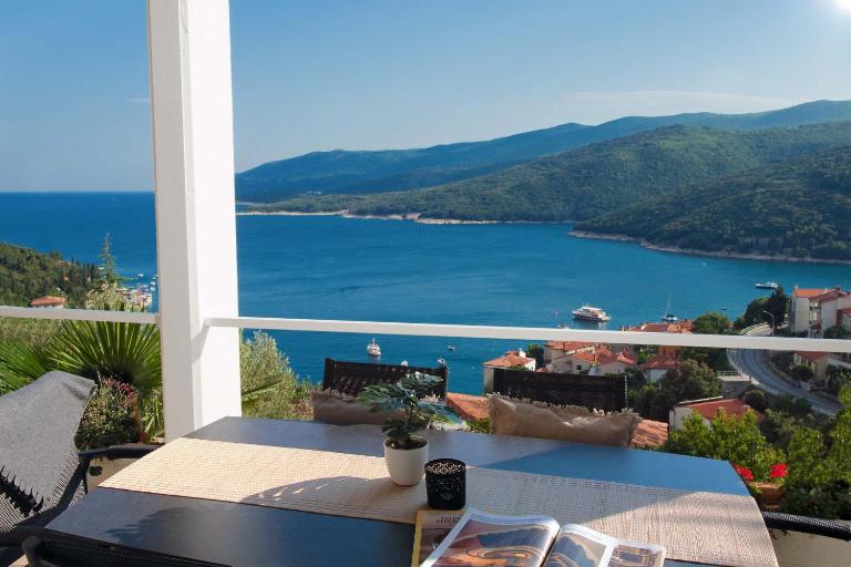 Design apartment Lillian with a beautiful sea view - B&B Rabac