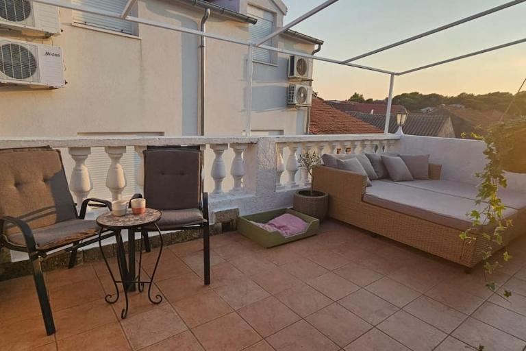 Stone Three bedroom house with rooftop terrace - Chambres d'hôtes Jezera