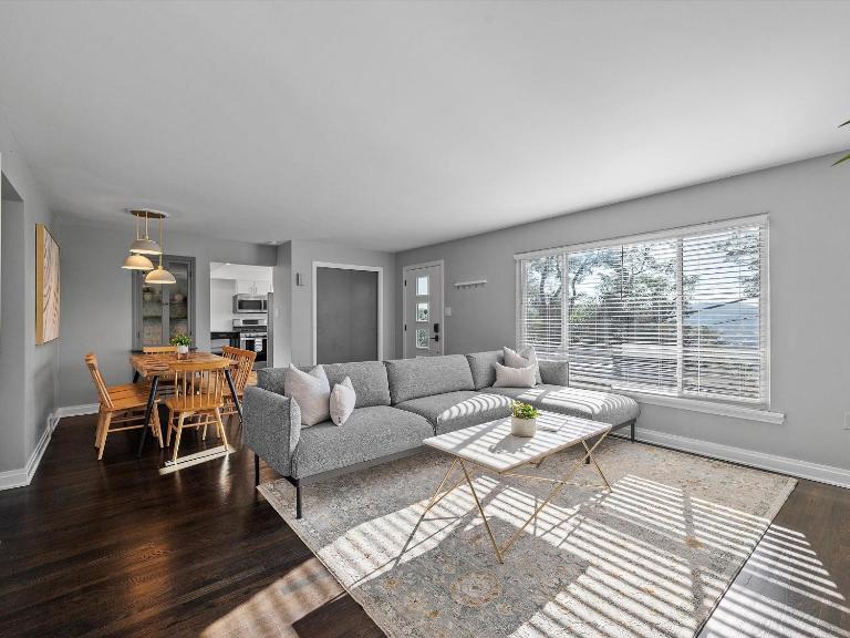 Stylish and Bright 3Bd Home, Amazing Deck, Game Room, Free Parking - B&B Pittsburgh
