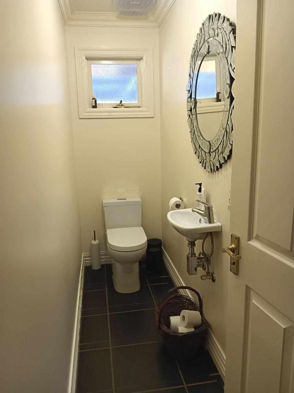 Noonan House, 5 bedrooms. Hop & skip to town - B&B Woodend