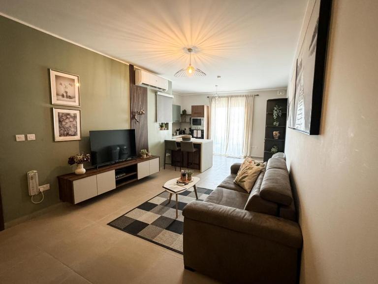 Centrally Located 3BR Sea View by Bus Terminus - Chambres d'hôtes San Pawl il-Bahar