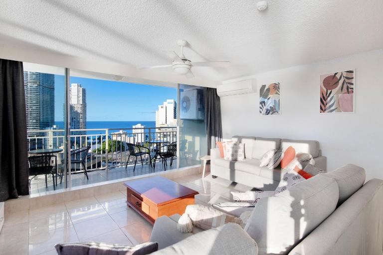Spacious 3 Bedroom Apartment in Surfers Paradise - CoastHM - B&B Costa Dorada