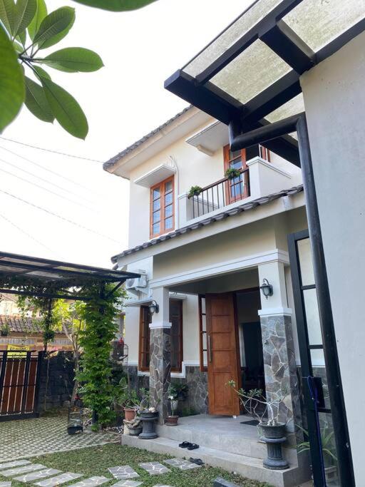 Ndalem Nitikan by Narayana - Ferienwohnung Yogyakarta