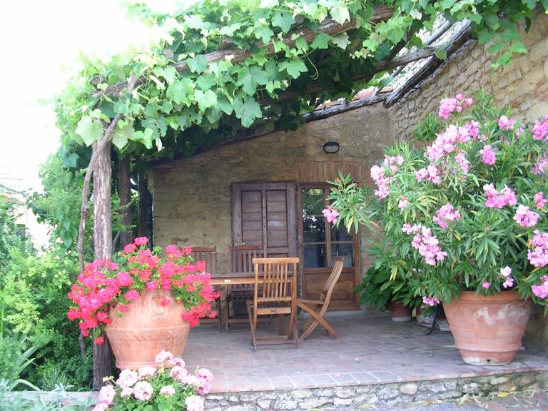PERGOLA at Le Pietraie a cottage with many flowers - B&B Montecastelli Pisano