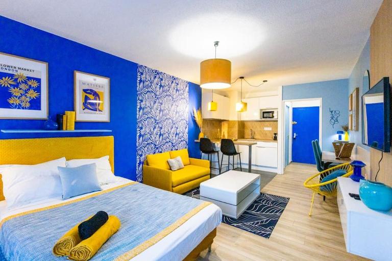 Neon Oasis - Parking - Terrasse - Wifi - - Bed and Breakfast Nîmes
