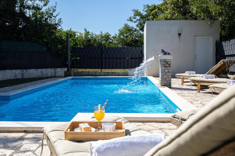 House Runjic w pool large garden and playground - B&B Prgomet