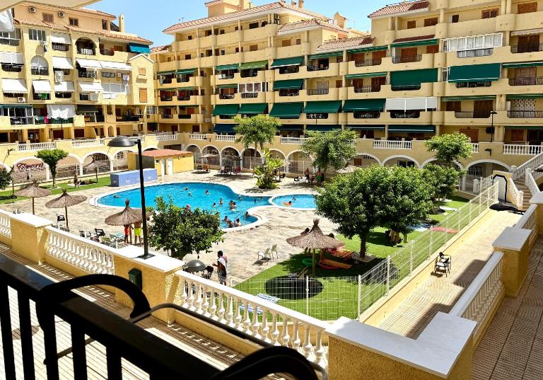 Apartment ZuMiFra with swimming pool, 300 m from the sea, with beautiful sandy beach La Mata - B&B Torrelamata
