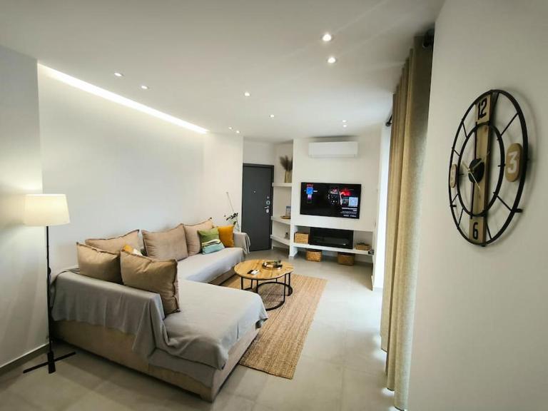 Floral Home 2 - 1st floor apt with private parking! - B&B Atene