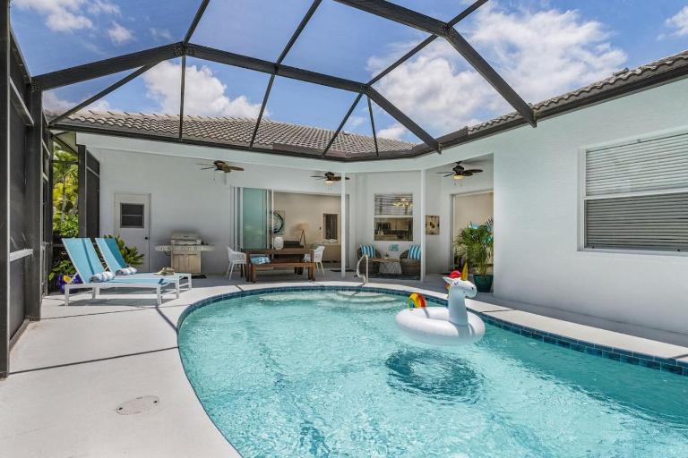 Villa Tropicana Luxury pool home. Gated community - B&B Naples
