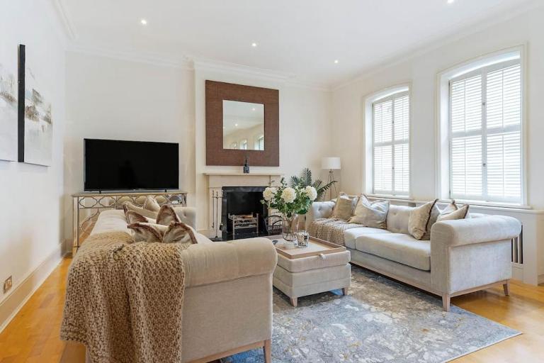 Fabulous 3 Bed Apartment in Kensington London - Bed and Breakfast Londen