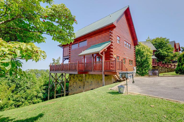 Sensational Sunset! Sevierville Home w/ Hot Tub - B&B Sevierville