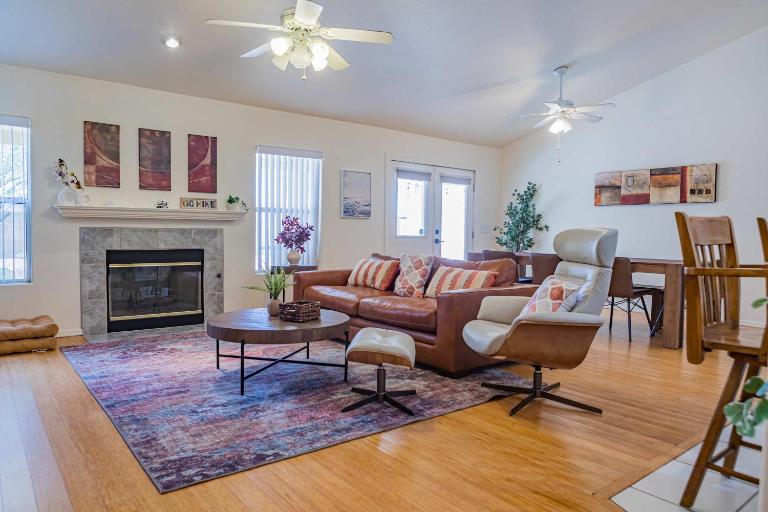 Modern House with Office Cornhole Near Freeways - Bed and Breakfast Chandler