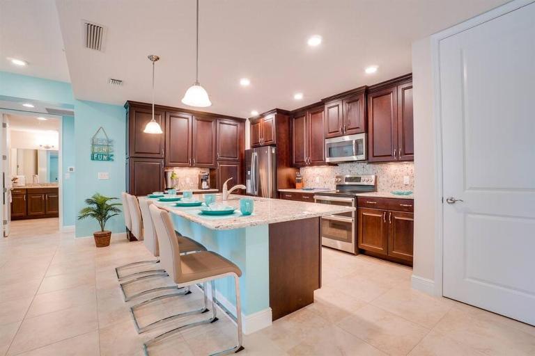 Beach Daze by Coastal Chic Vacations - B&B Parkland