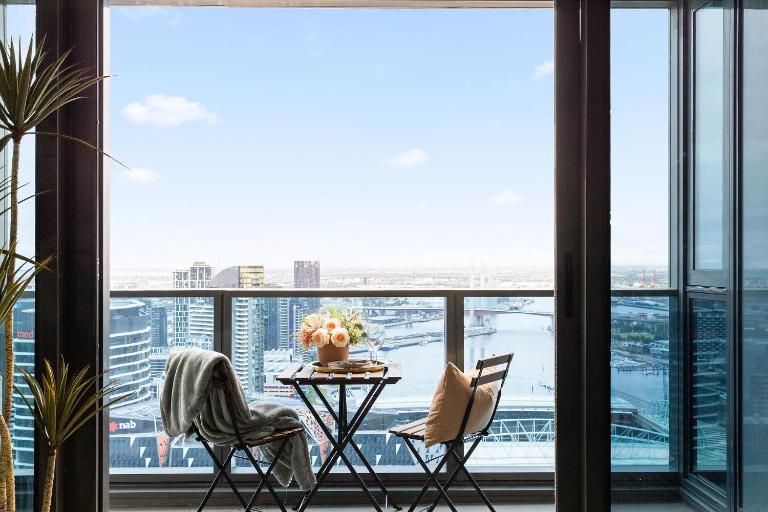 A Cozy 2BR Apt with Harbour Views FREE Parking - Chambres d'hôtes Melbourne
