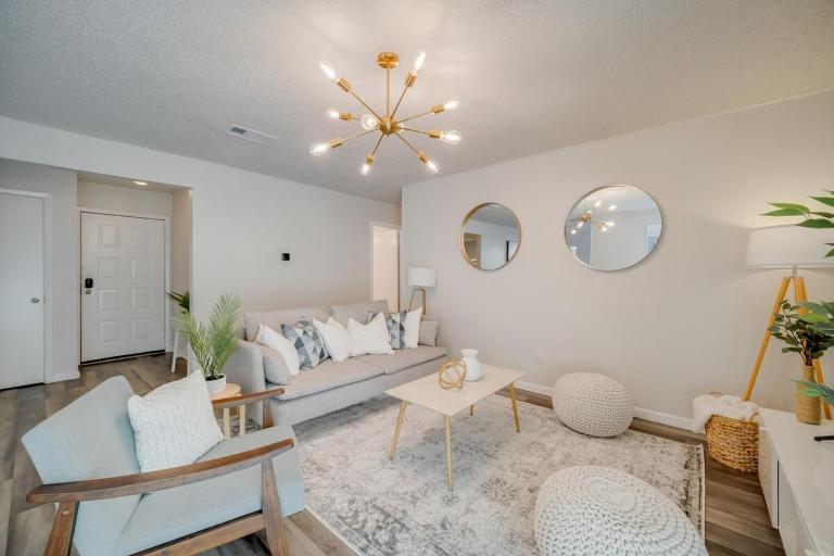 Stunning 4BR 2BA Hot Tub Cozy Holiday Home in Plano - Chambres d'hôtes Plano