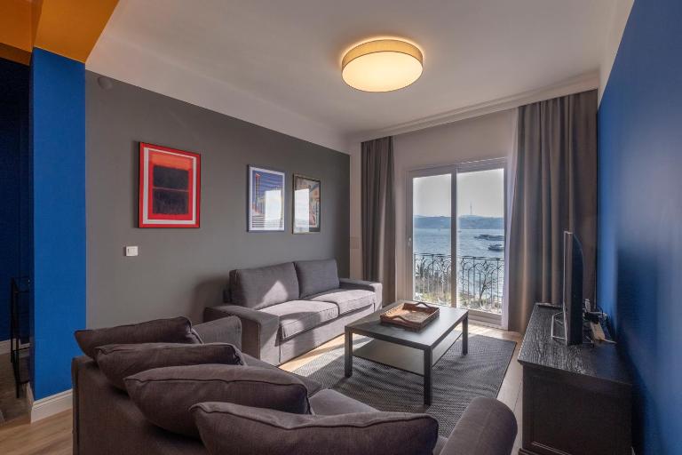 Hip Waterfront Apt with a Striking View - B&B Istanbul