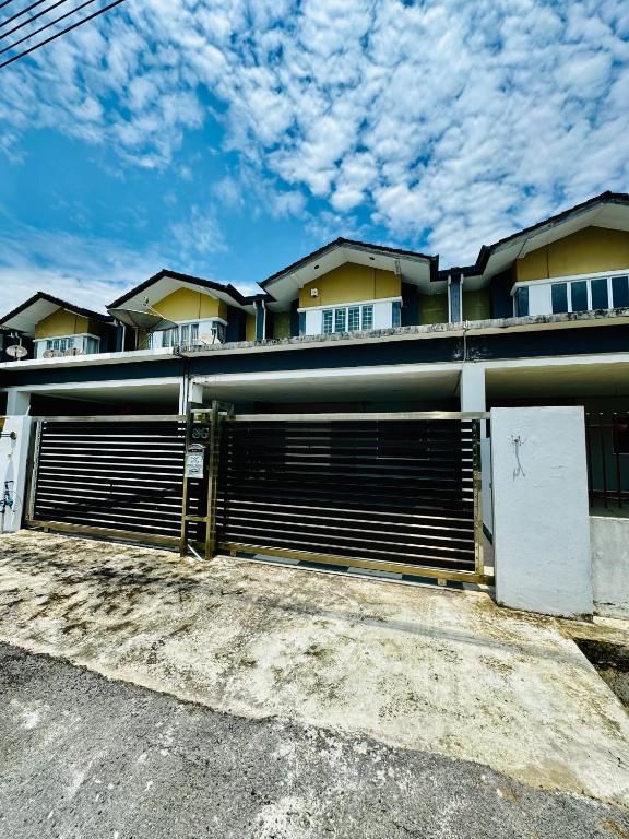 HmHome-Four - B&B Rumah Ide