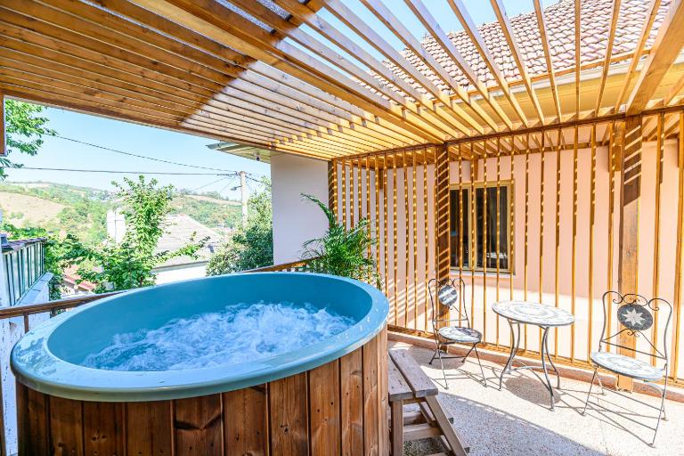 LAGOM - Hot Tub Hideout - B&B Braşov