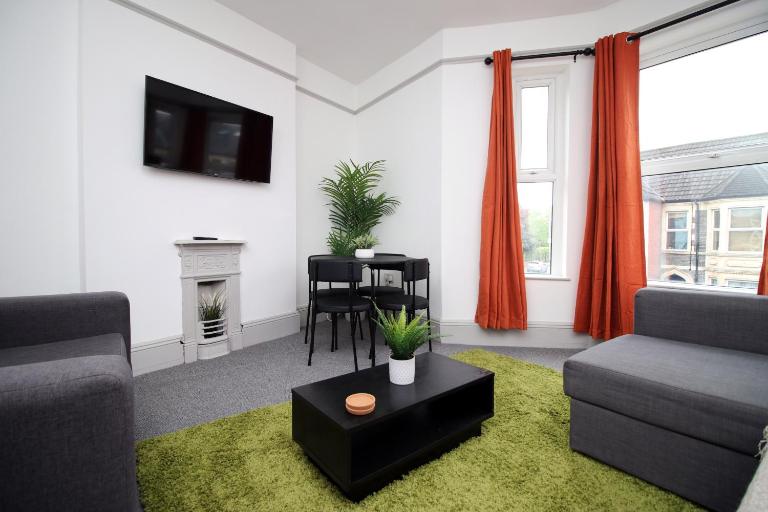 2 Bed Flat near Stadium with Street Parking by CTO Serviced Apartments - Chambres d'hôtes Cardiff