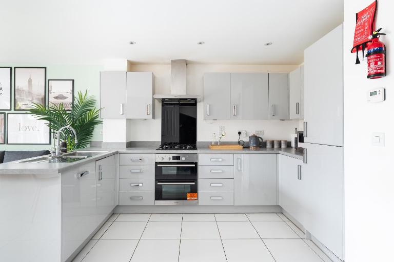 4 Bedroom House By Humming Nest Short Lets & Serviced Accommodation Milton Keynes With Free WiFi & Parking - B&B Milton Keynes