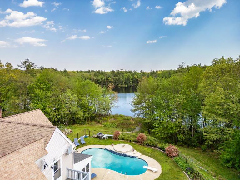 Maine Pondfront Home Sleeps 22 - Pool & Hot Tub - B&B Sanford