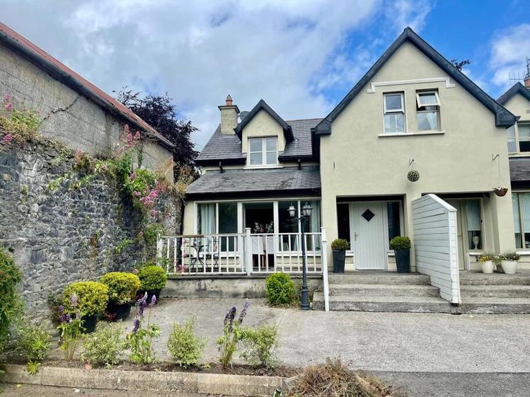Elegant Townhouse steps from historic Birr Castle - B&B Birr
