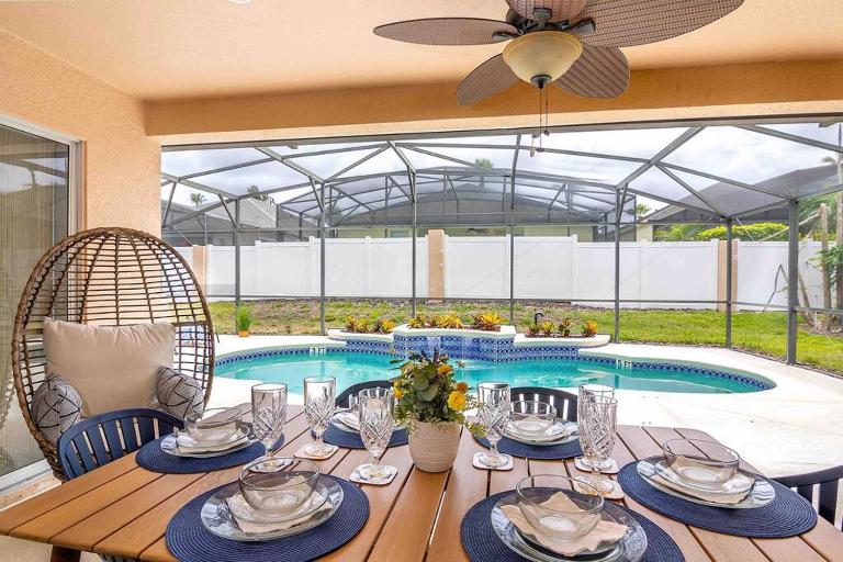 Luxury Orlando Villa, Private Pool with Waterfall - Bed and Breakfast Davenport