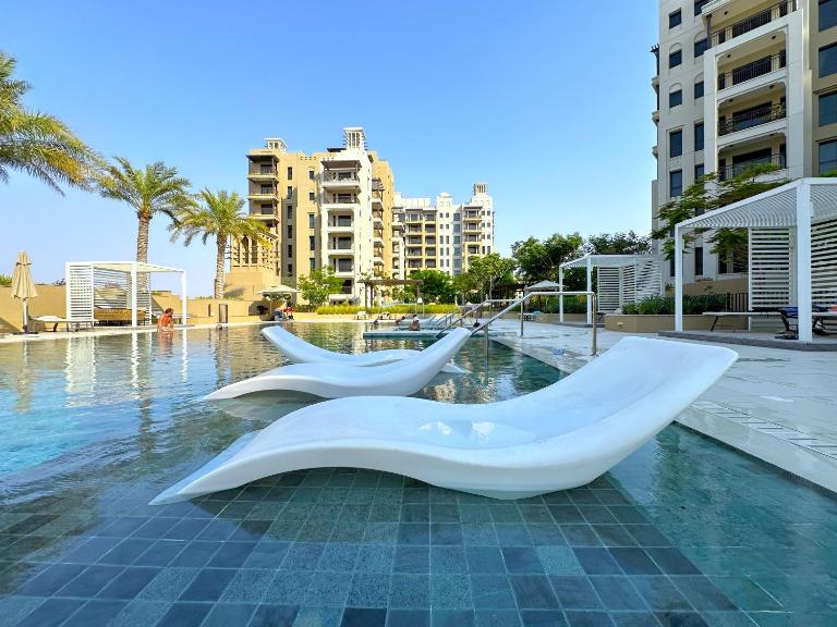 MegaLuxury Flat Resort, Amazing Pool, Burj direct View - B&B Dubái