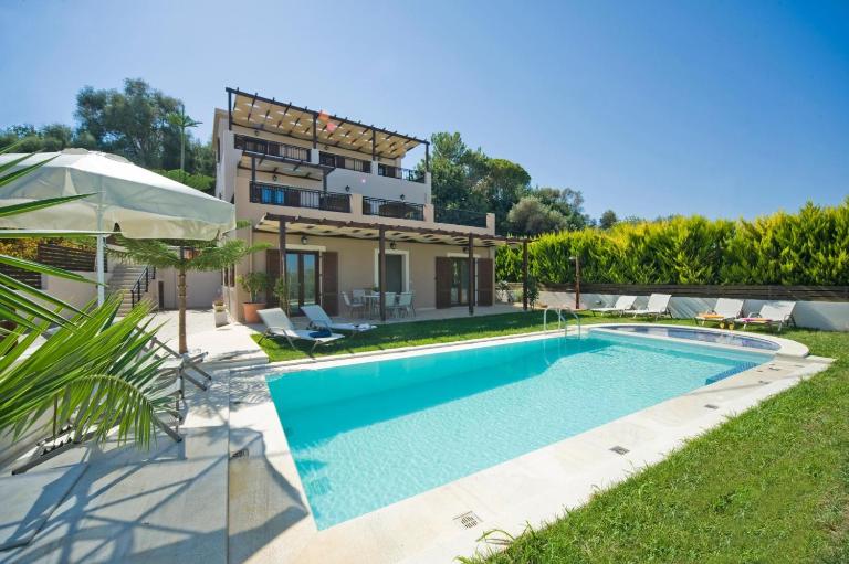 Villa Orsalia – Family Villa with Billiard - B&B Pigianos Kampos