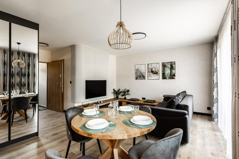 Szczyrk Dolina Czyrna - Apartament z 1 sypialnią, balkonem, widokiem na stok i miejscem garażowym w cenie - BestRooms - Chambres d'hôtes Szczyrk
