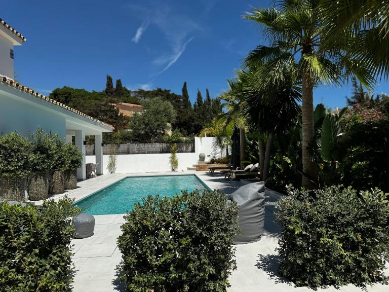 Marbella Bliss - Serenity 4-Bedroom VILLA with Exclisive HEATED Private POOL & Jacuzzi, Tropical Garden, Marbesa - Steps from the Cabopino Beach - B&B Marbella