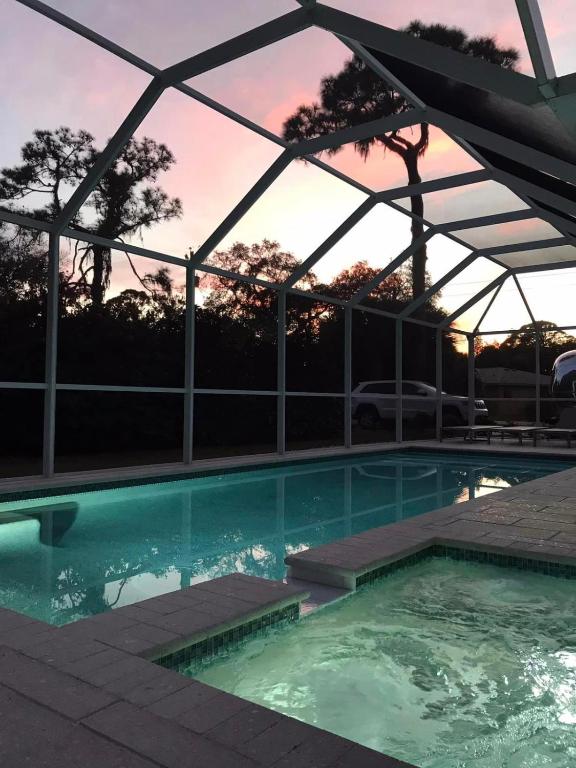 The Manasota Beach House private Pool & Jacuzzi close to the beaches PET FRIENDLY - B&B Englewood