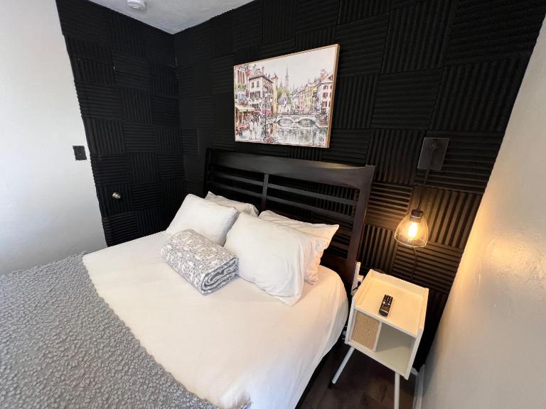 Pura Vida Private Access, Room & Bathroom - B&B West Palm Beach