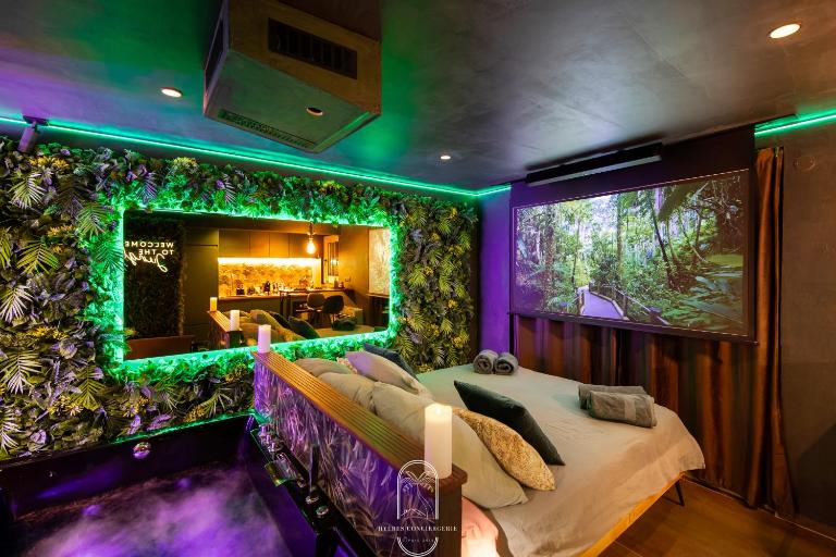 Jungle Love Room Balnéo/cinéma By HC - B&B Hyères