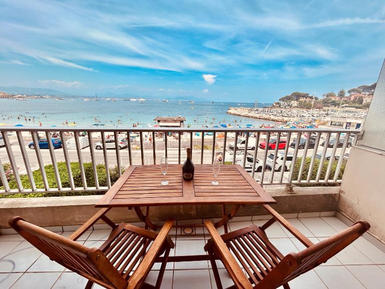 Seaside Serenity - Antibes - Beachfront Apartment - - B&B Antibes