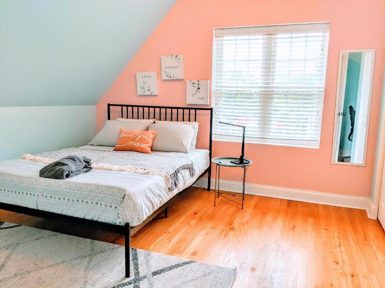 Spacious Room by Medical District & UIC - B&B Chicago